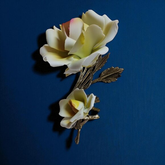 Capodimonte-Style Porcelain Yellow Rose Floral Sculpture – Made in Italy - Picture 2 of 11